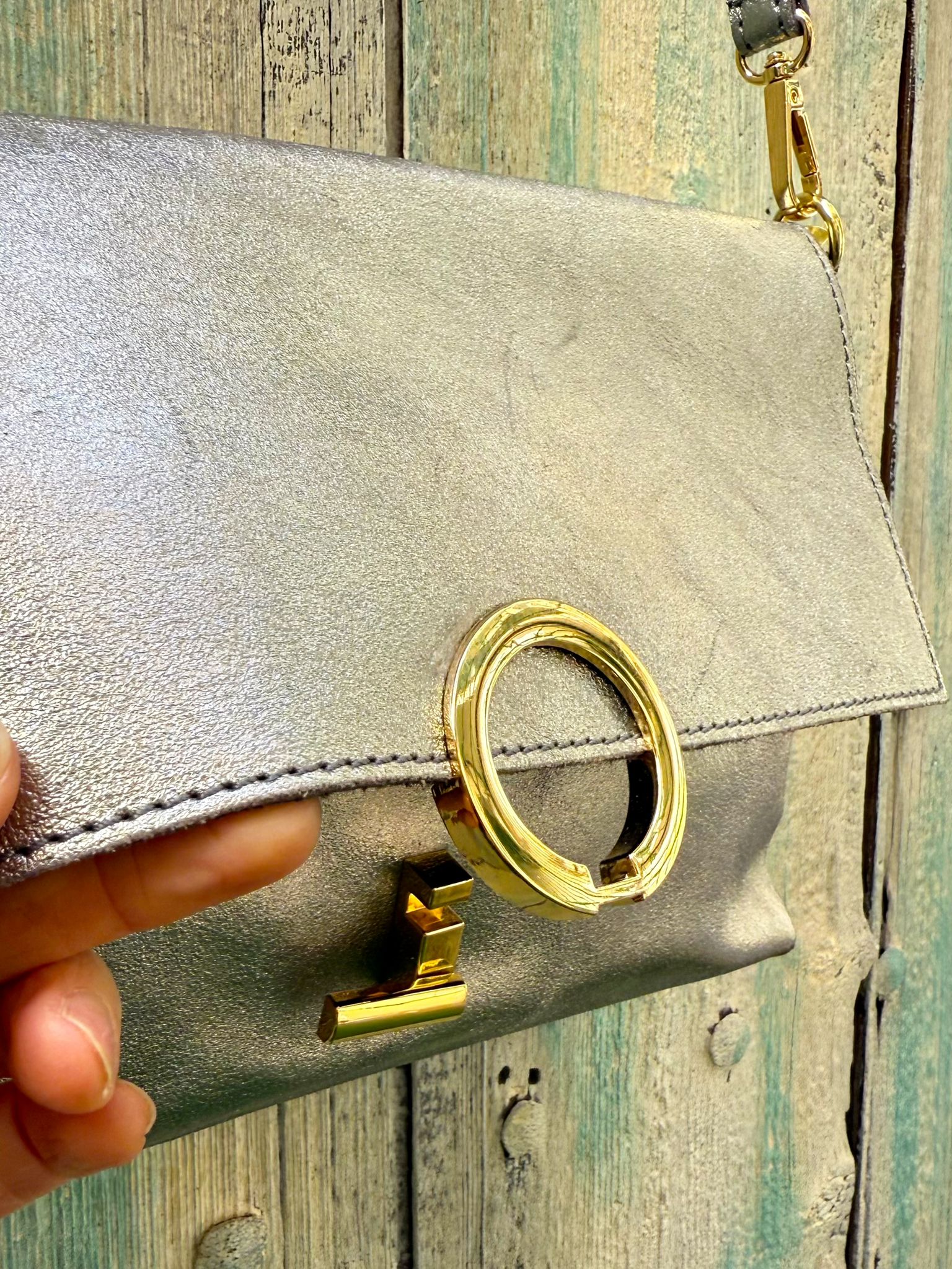 WhatsApp Image 2026 03 28 at 12.26.16 1 Bolso de Piel Metalizado Plata - Imagen 2