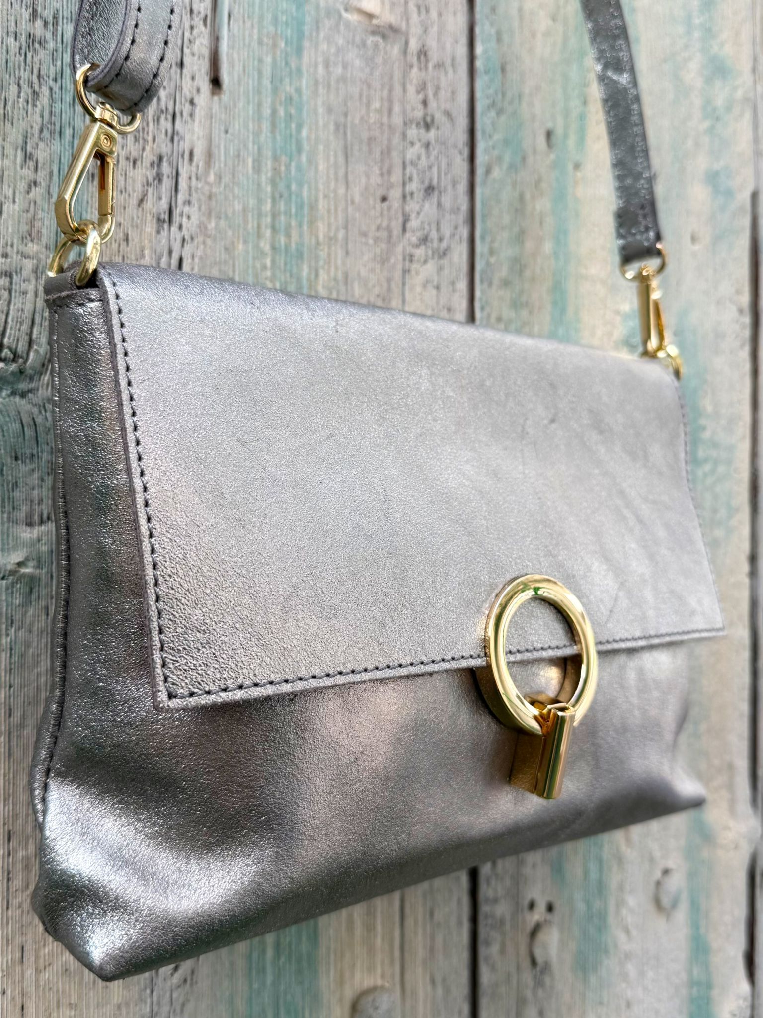 WhatsApp Image 2026 03 28 at 12.26.16 2 Bolso de Piel Metalizado Plata - Imagen 3