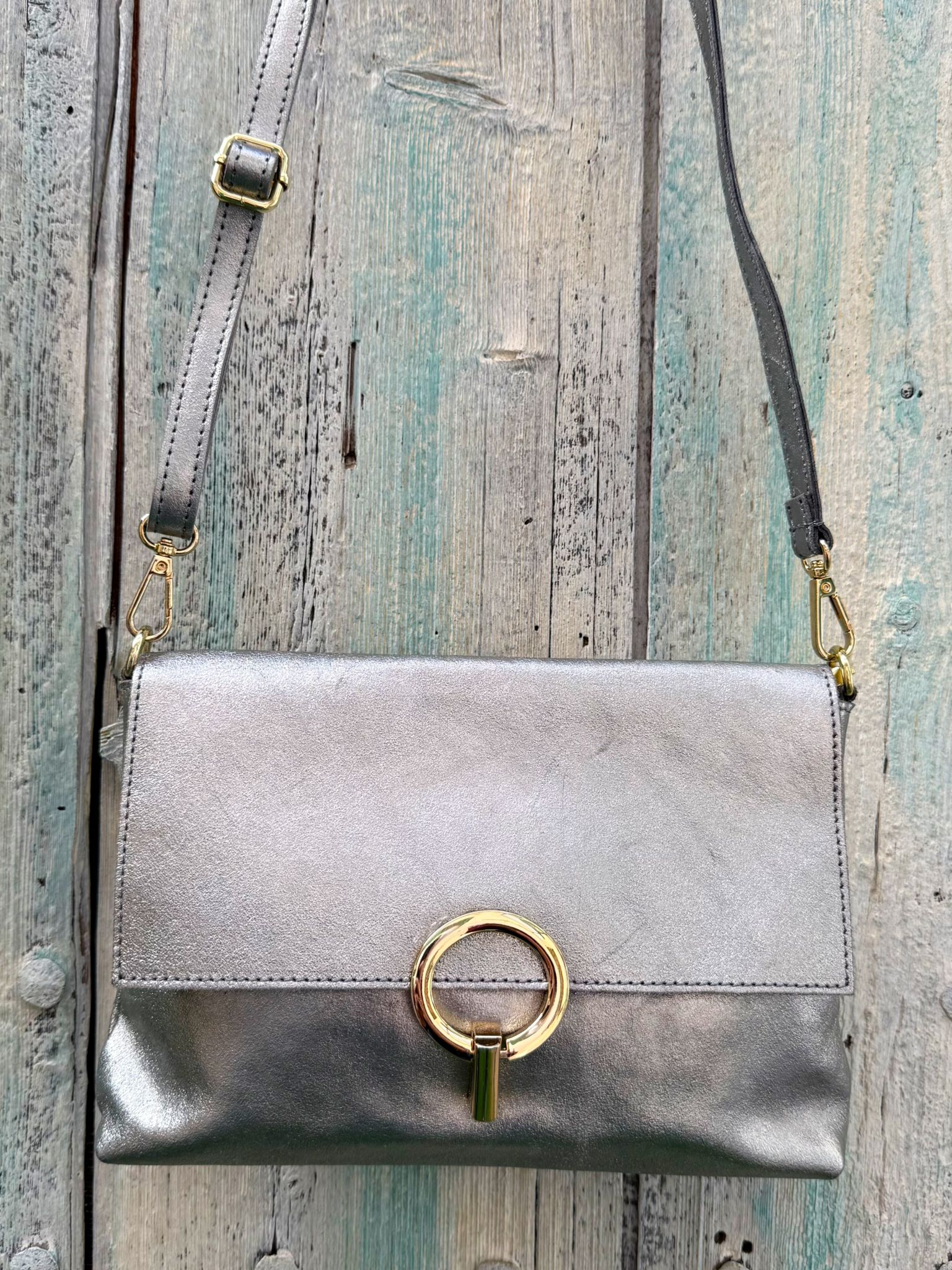 WhatsApp Image 2026 03 28 at 12.26.16 Bolso de Piel Metalizado Plata